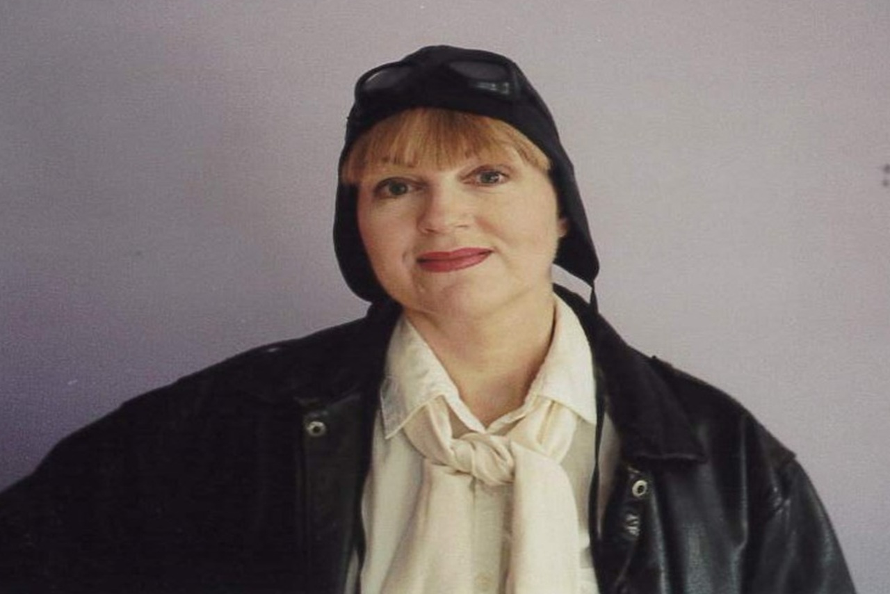 actress dressed in period clothing as Amelia Earhart